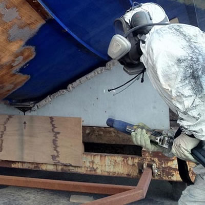 Blasting to remove the paint from the boats before applying antifoul